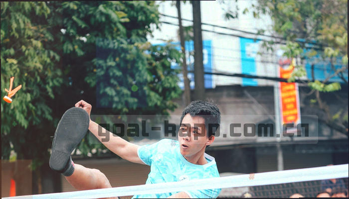 球迷看着手机屏幕上的时间提示